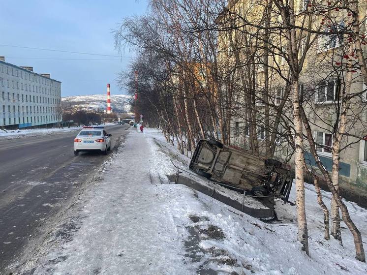 В Мурманске автомобилист не справился с управлением, повредил лестницу и скрылся