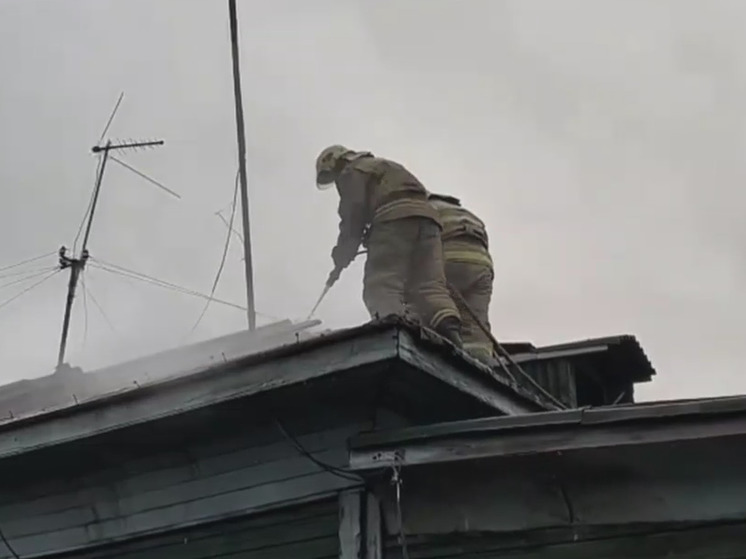 В Омске горел частный дом на улице Урицкого