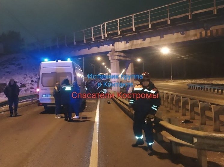 В Костроме "Ниссан" врезался в мост, двое погибших