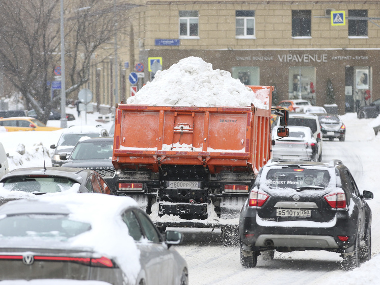 Подмосковным автомобилистам дали рекомендации по вождению в непогоду