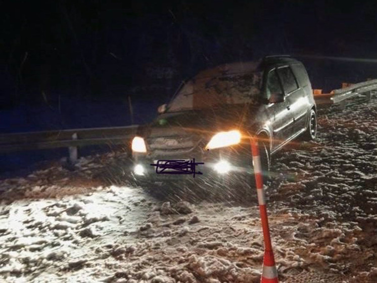 В Шимском районе «Лада» врезалась в ограждение