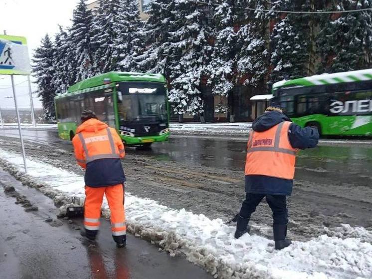 В Курске последствия первого снегопада убирали 37 единиц техники