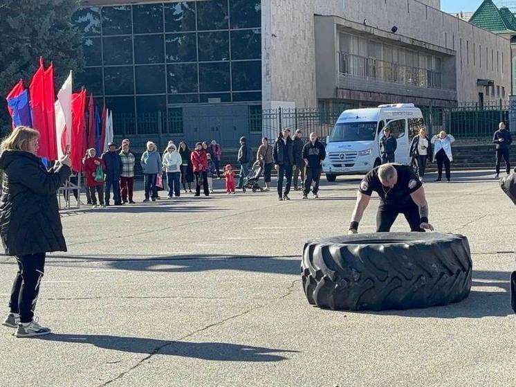 В Ессентуках в День народного единства соревнуются в тяге КамАЗа и перекидывании шин