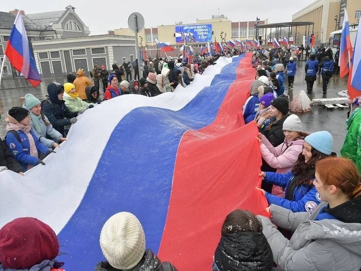 В Омске в День народного единства прошла патриотическая акция «Народов много – Родина одна»