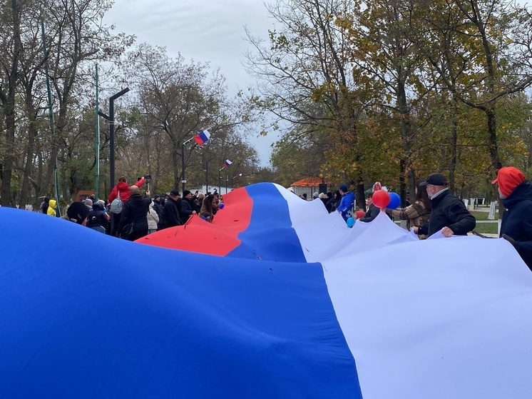 В центральном парке города Геническ Херсонской области состоялось торжественное мероприятие, посвященное Дню народного единства