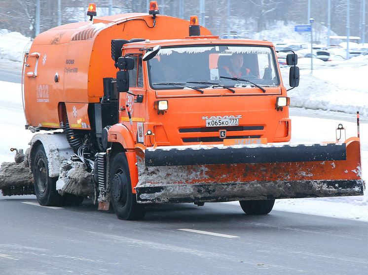 Подмосковные власти бросили более 1,3 тыс. техники на борьбу со снегом