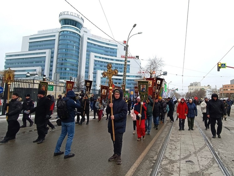 Под колокольный звон прошел общегородской крестный ход в Екатеринбурге