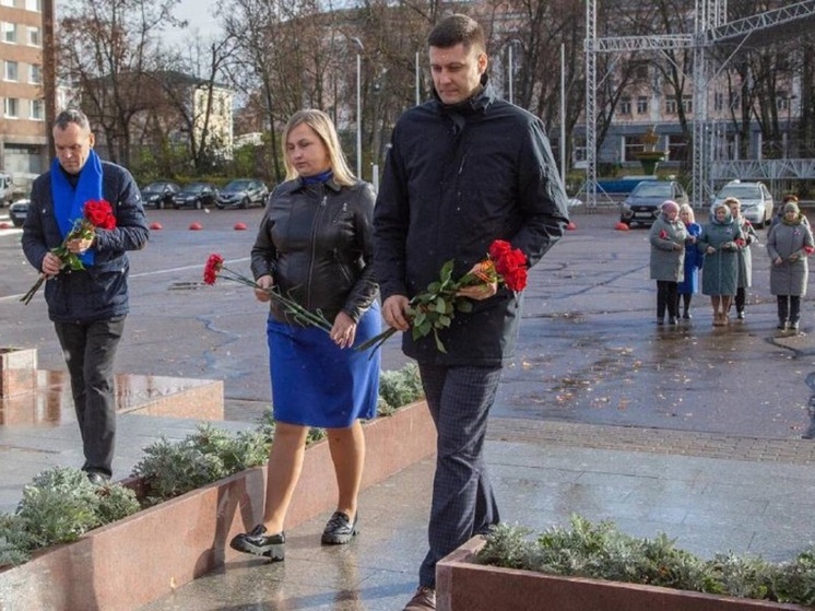 В Великих Луках представители городской власти возложили цветы к стеле «Город воинской славы»