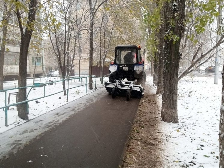 Саратовские коммунальщики противостоят непогоде