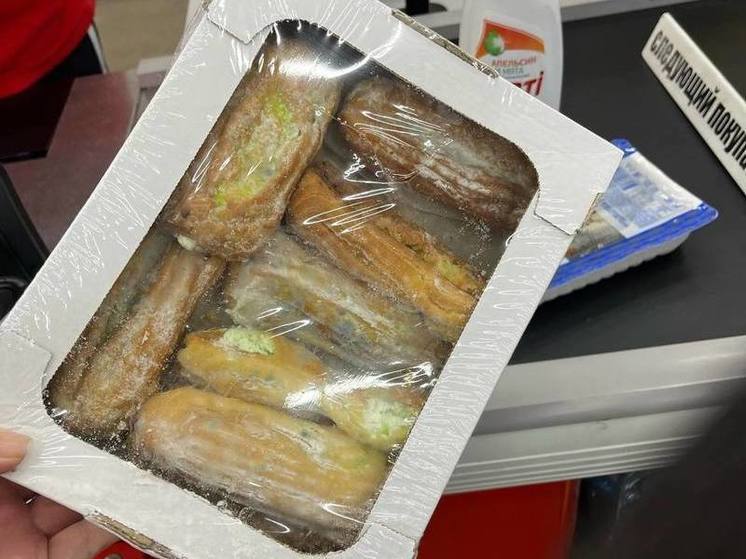 Эклеры с плесенью выставили на прилавок в магазине Новокузнецка