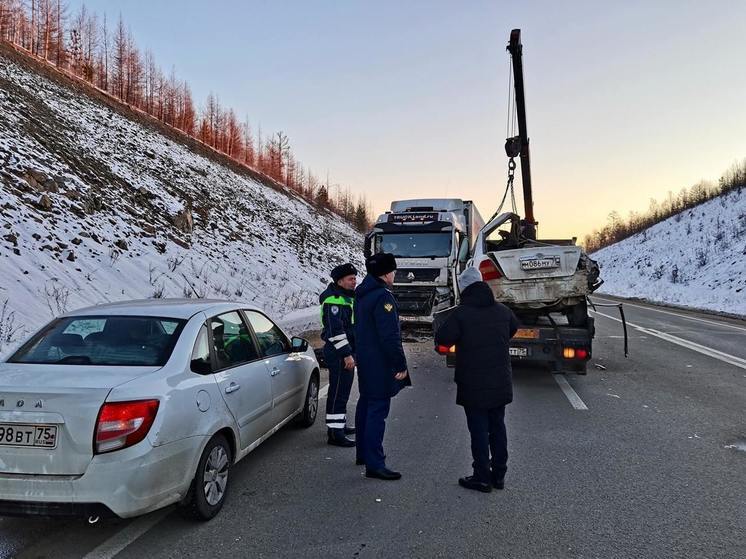 Водитель Toyota мог выехать навстречу фуре в смертельном ДТП в Забайкалье