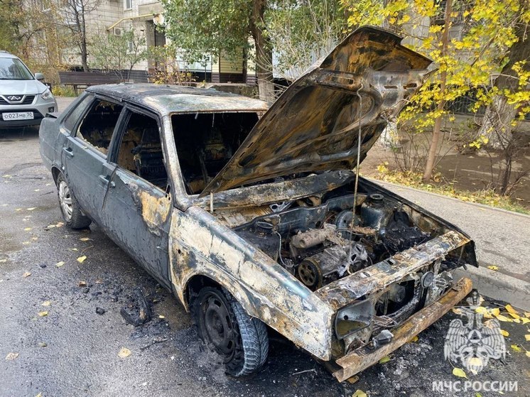 В Волгограде за несколько часов сгорели сразу три автомобиля