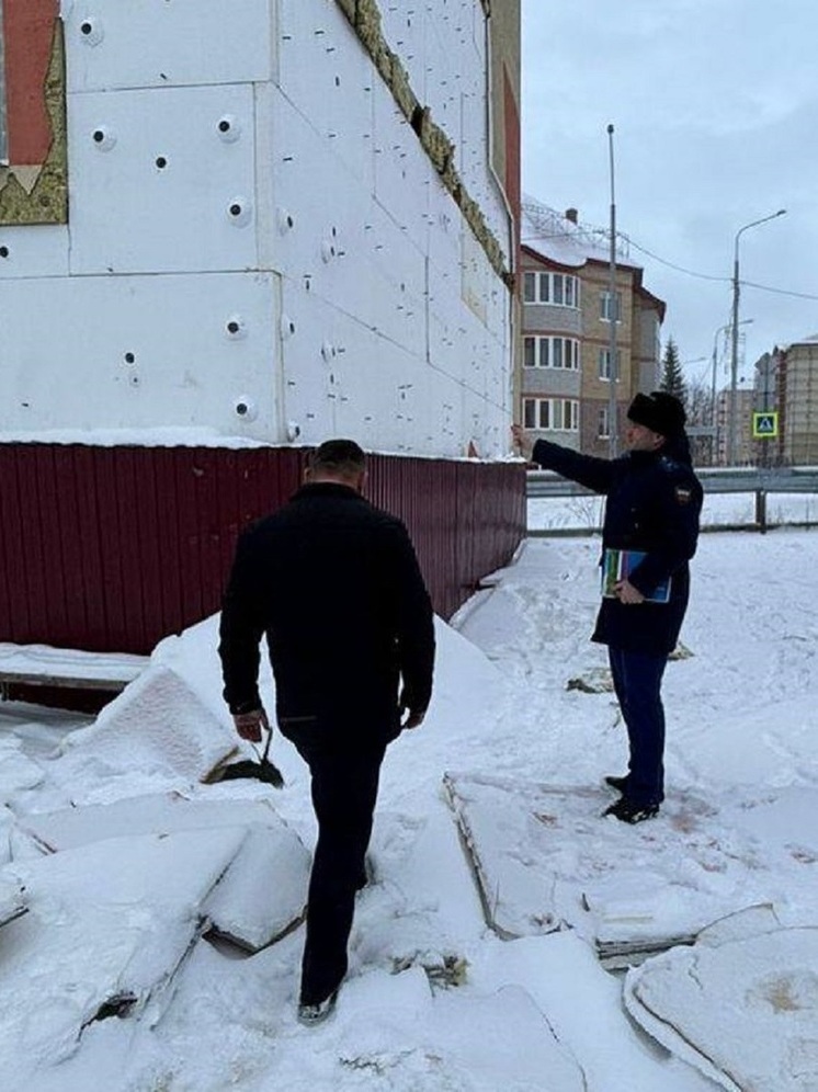 Дом с сорванным ветром фасадом в Лабытнанги проверяет прокуратура