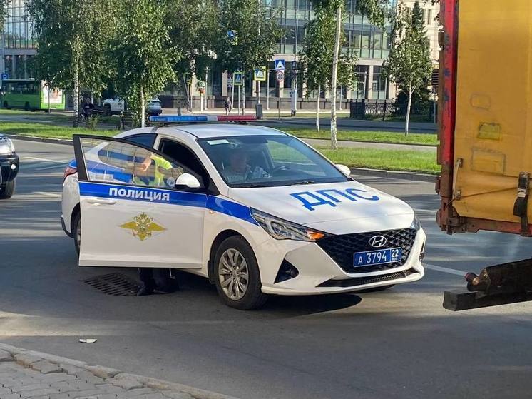 В Рубцовске мужчину после падения с мотоцикла отбросило на автомобиль