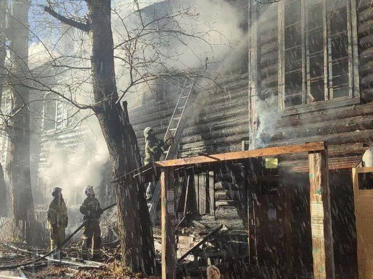 Огнеборцы ликвидировали пожар в одном из деревянных домов на улице Бердская в Томске