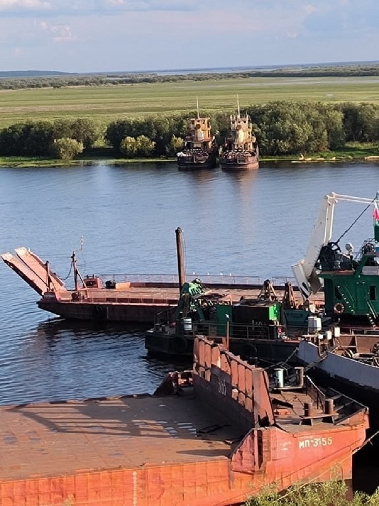 По требованию суда в Салехарде с побережья реки уберут 2 старых корабля