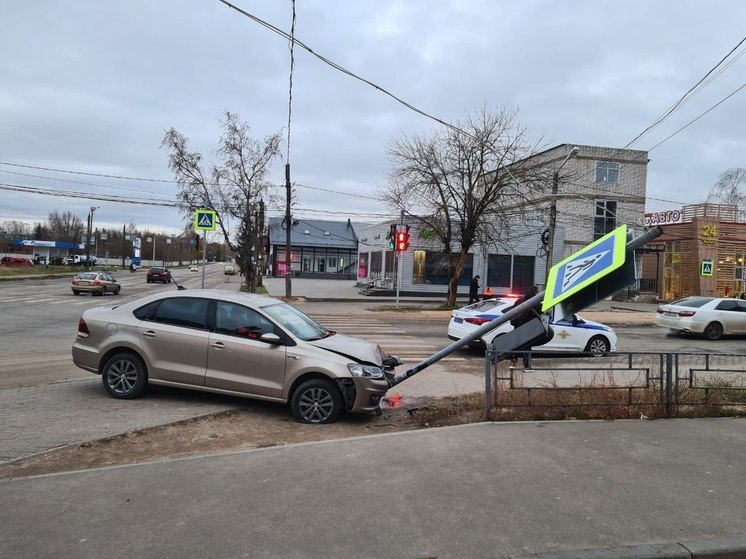 В Твери проверили на трезвость женщину-водителя, которая снесла дорожный знак и светофор