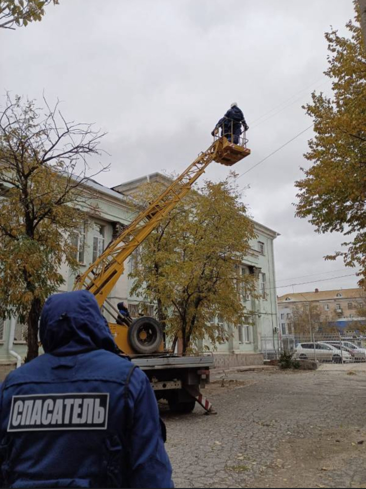 Коммунальные службы города продолжают устранять последствия непогоды