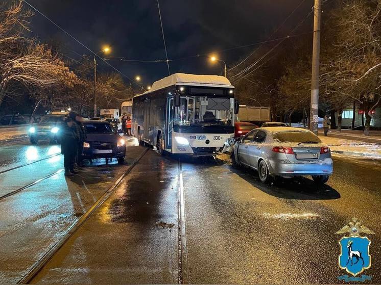 Два ребенка пострадали после столкновения иномарок и автобуса в Самаре