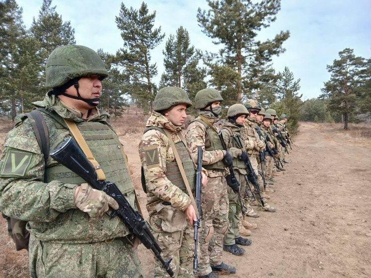 На полигонах Восточного военного округа в Бурятии продолжается обучение добровольцев и переподготовка ветеранов боевых действий, направляющихся в зону специальной военной операции. География добровольцев представлена не только Дальним Востоком, но и западными регионами страны, включая Екатеринбург. И всеми движет одно стремление — Победа и установление мира.