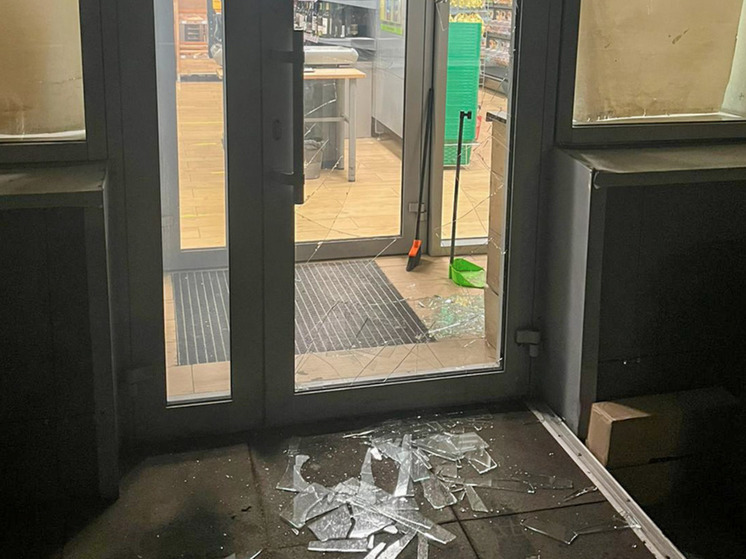 В Кемерове пьяный мужчина разбил входную дверь в магазин