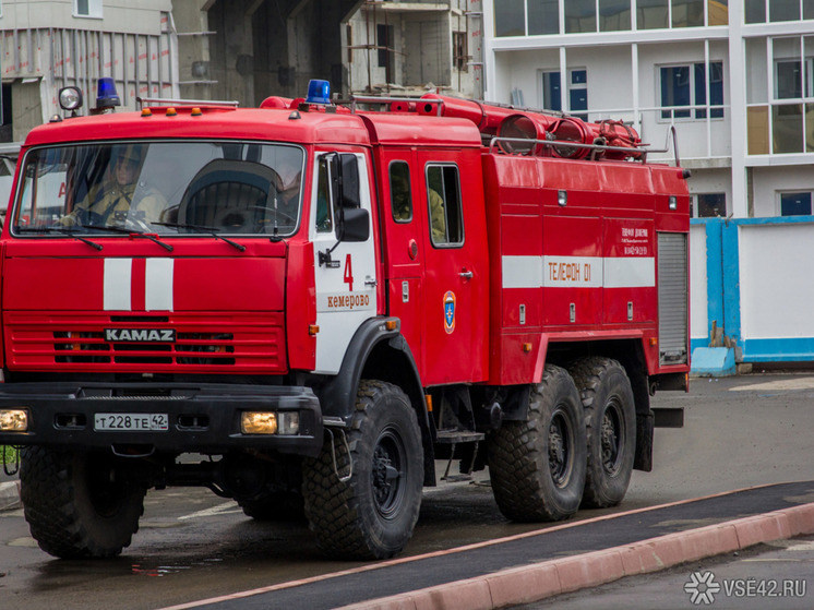 Десять человек выбежали из горящей многоэтажки в Новокузнецке