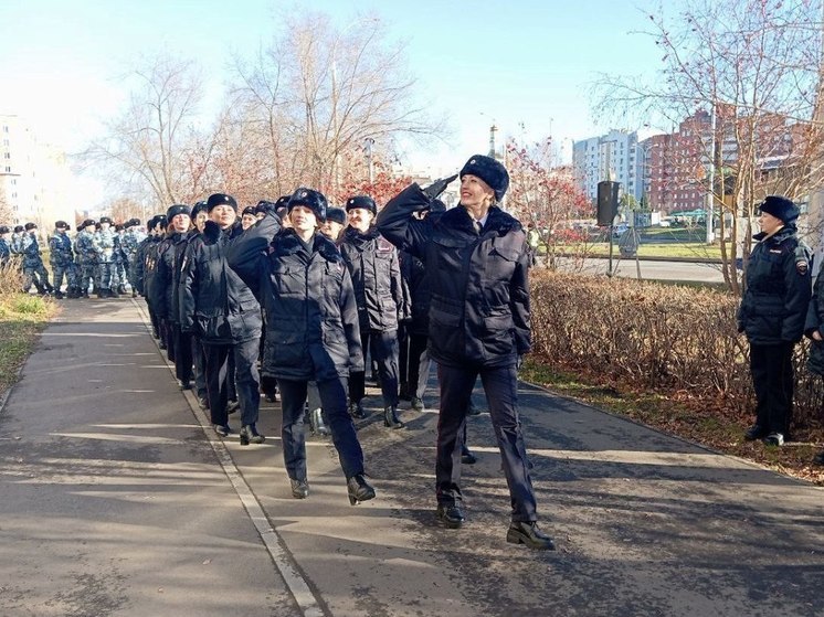 Больше сотни полицейских пришли поздравить кемеровчанку с днём рождения