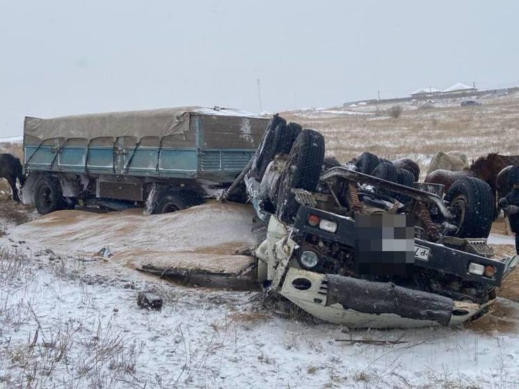 В Челябинской области водитель КамАЗа погиб в ДТП с переворотом