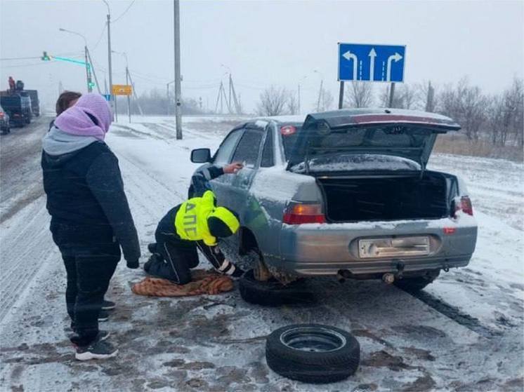 Сызранские полицейские помогли девушкам на трассе привести "десятку" в порядок