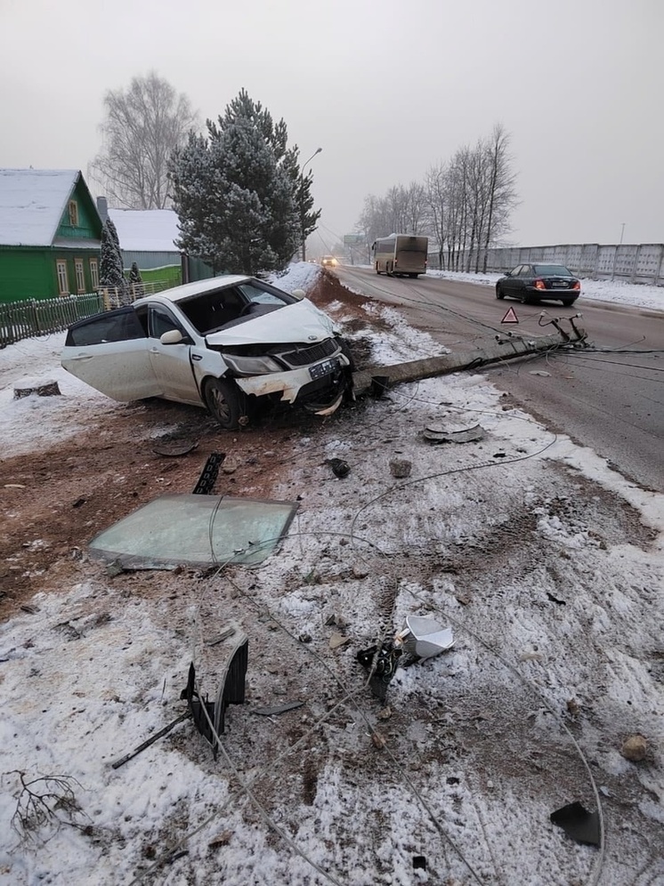 В Тверской области иномарка снесла бетонную опору ЛЭП