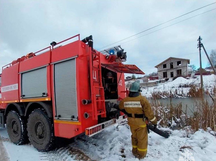 Восемь спасателей тушили пожар в деревне Скрипово Заокского района 5 ноября