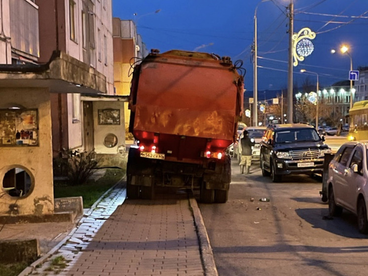 В Южно-Сахалинске водители мусоровозов прячут мусор под припаркованные автомобили