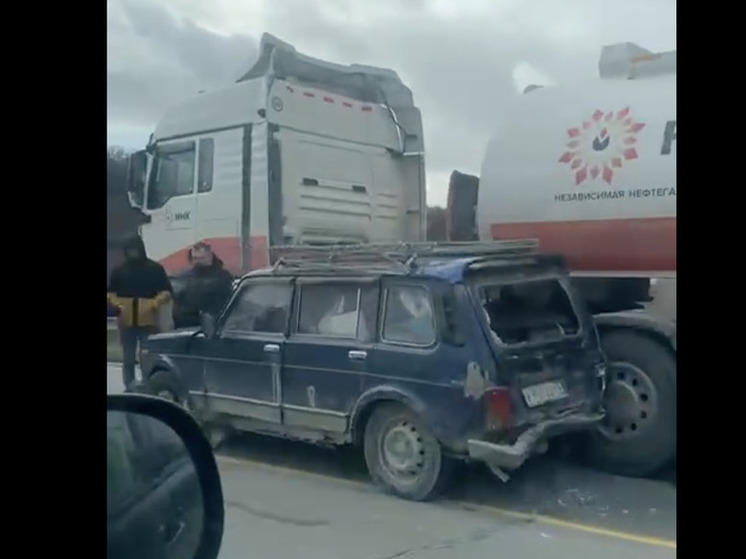 На Сахалинской трассе произошло тройное ДТП с бензовозом