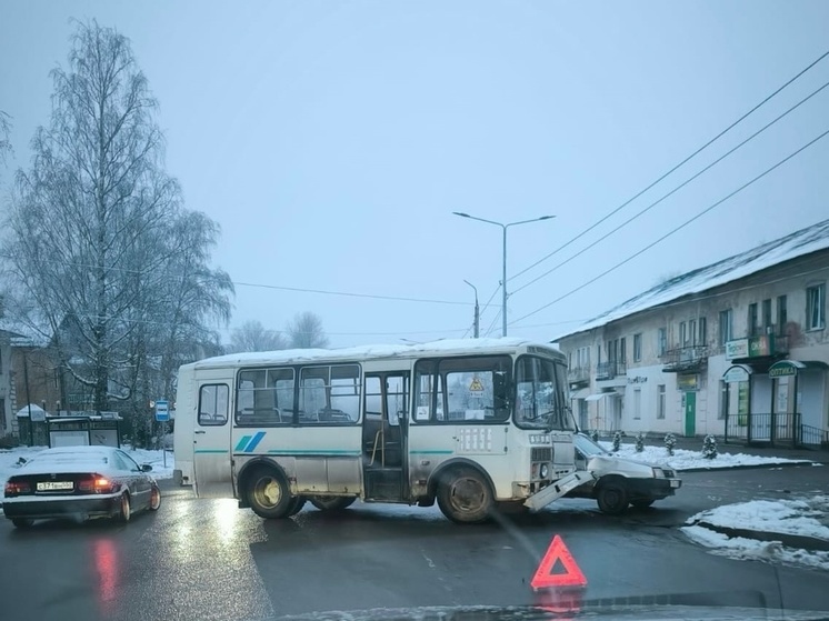 В Тверской области пассажирский автобус столкнулся с легковушкой