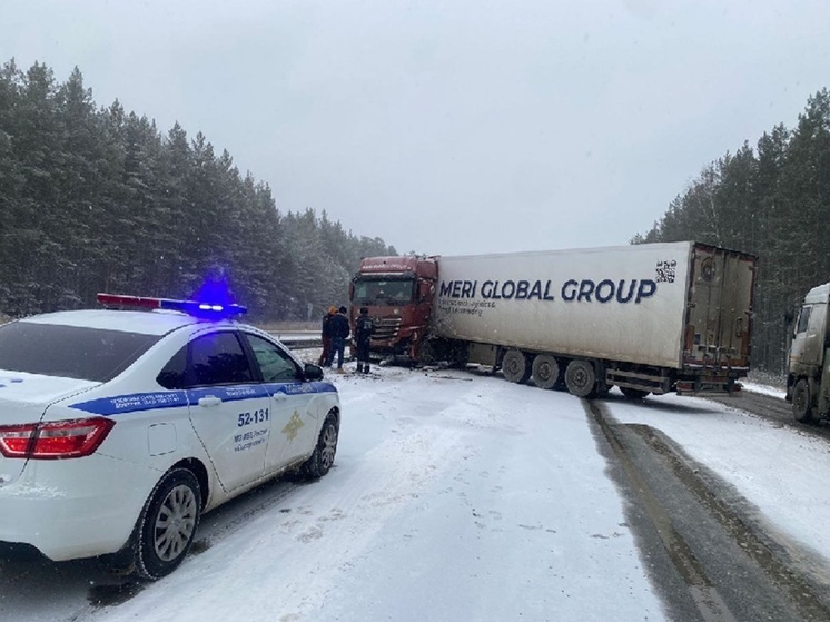 На трассе М-5 "Урал" фура врезалась в отбойник и перекрыла движение