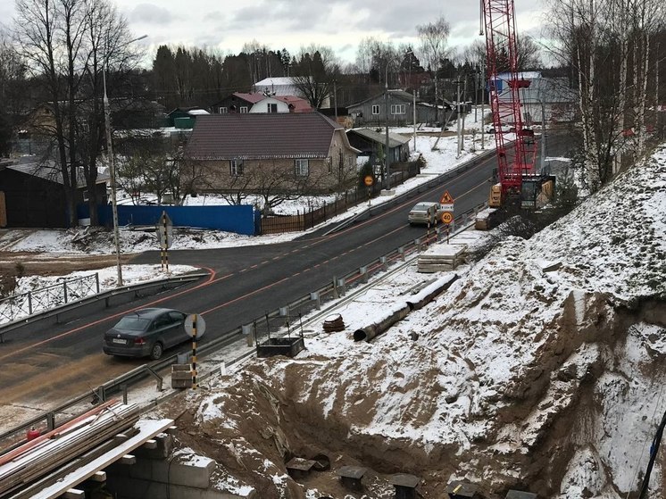 В Пестово открыли движение по временному мосту через реку Молога