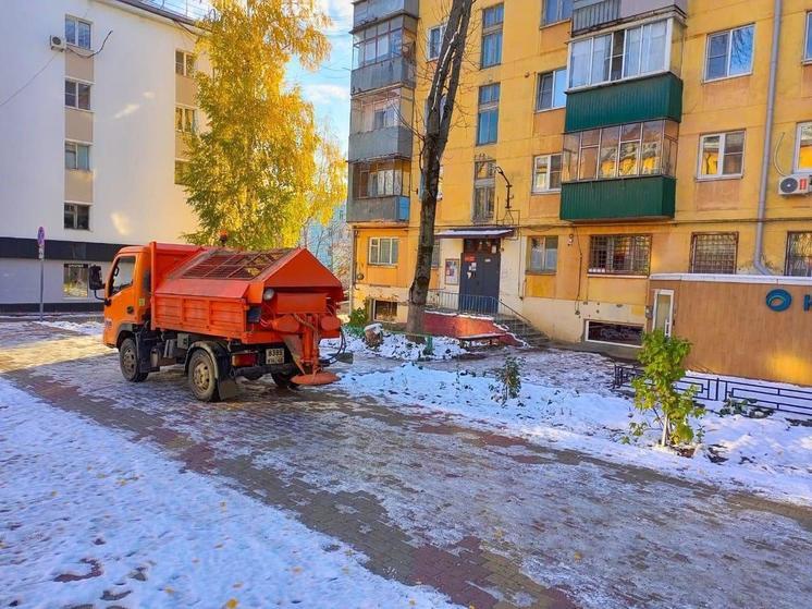Улицы Липецка круглосуточно обрабатывают противогололедными материалами