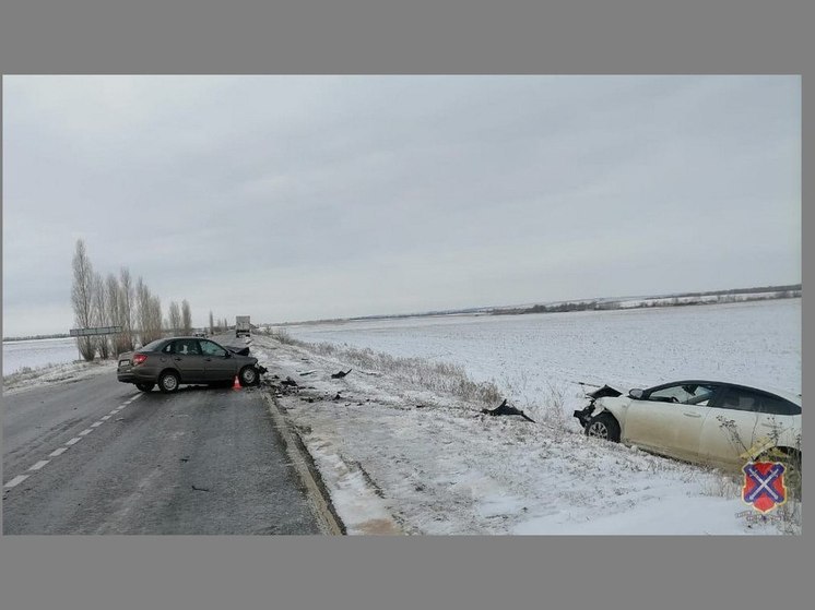 В тройном ДТП на трассе Волгоградской области один водитель погиб, второй в больнице