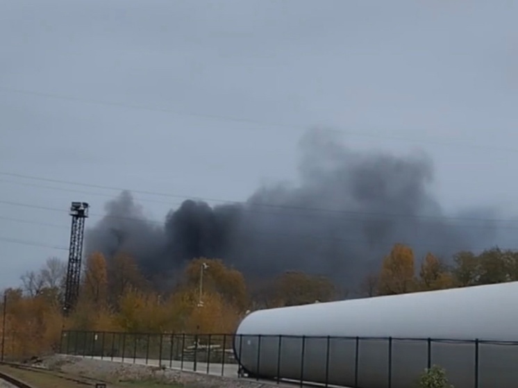 Крупный пожар полыхает на территории завода в Таганроге