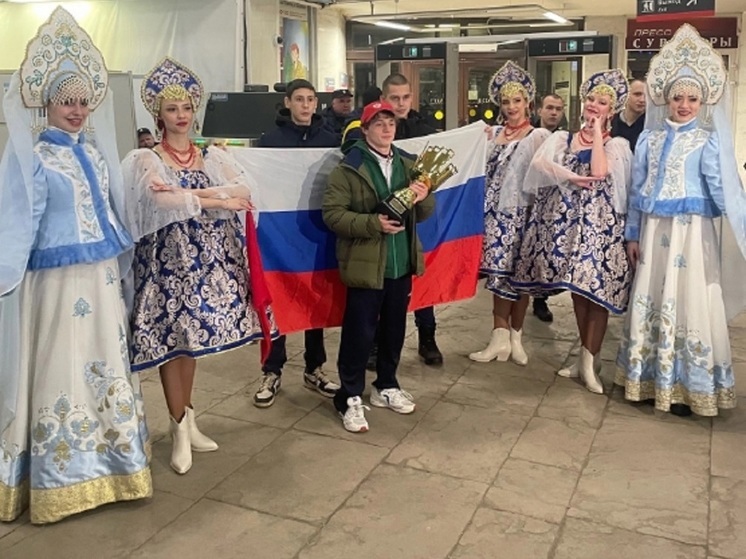 В Ярославле юного чемпиона по боксу встречали с хлебом-солью и танцами