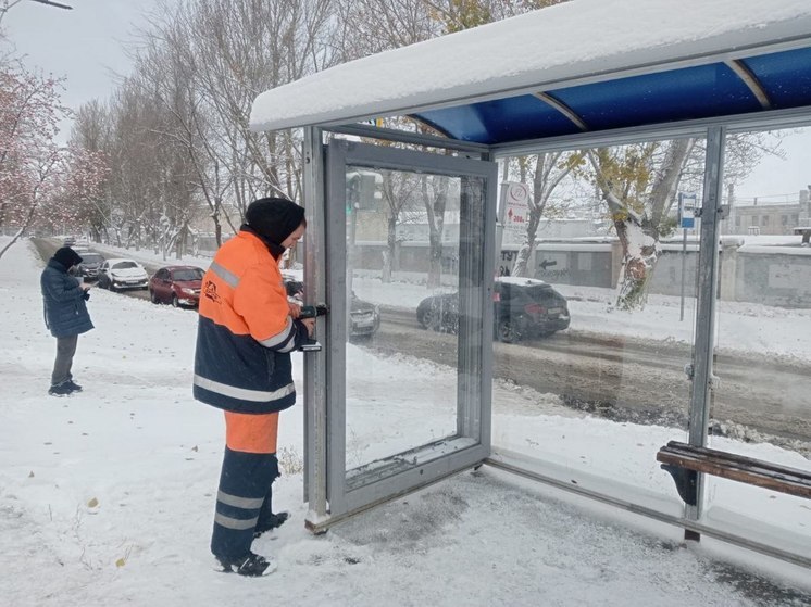 Вандалы разгромили остановки в Ленинском районе