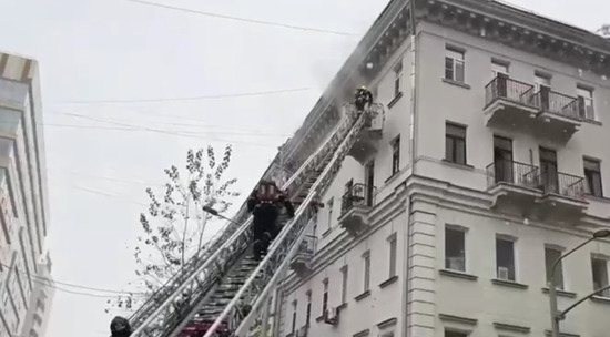 В центре Москвы горит чердак в старом доме: видео