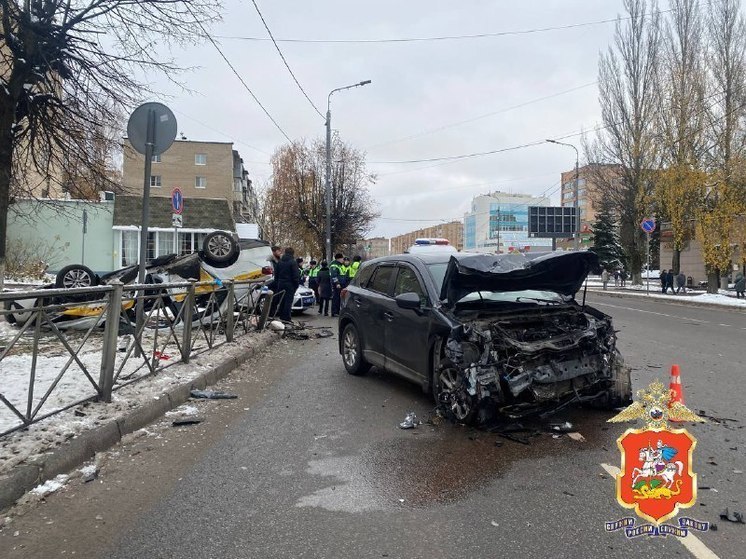 В Серпухове "Мазда" протаранила такси