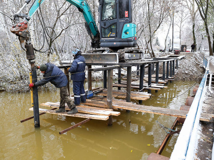  В Нижнем Новгороде устанавливают мост через Шуваловский канал