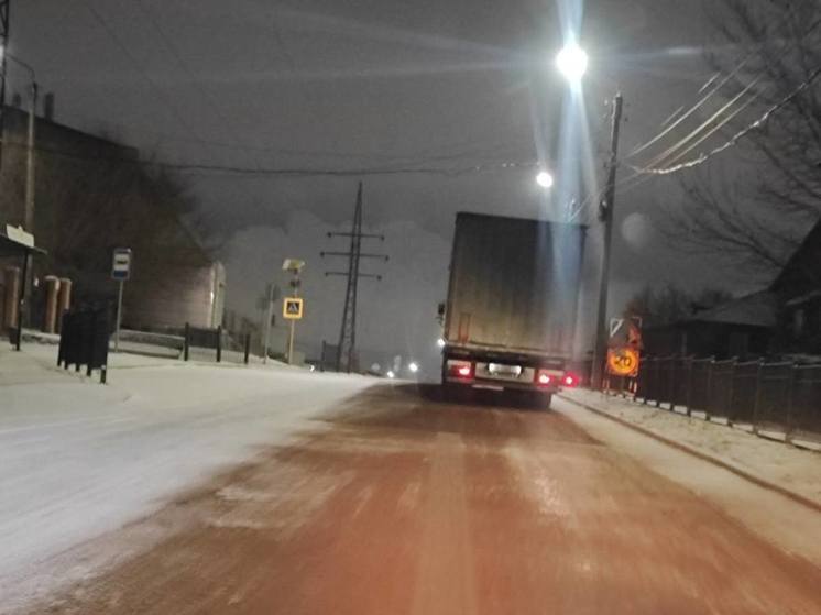 В Улан-Удэ всю ночь подсыпали дороги из-за снега