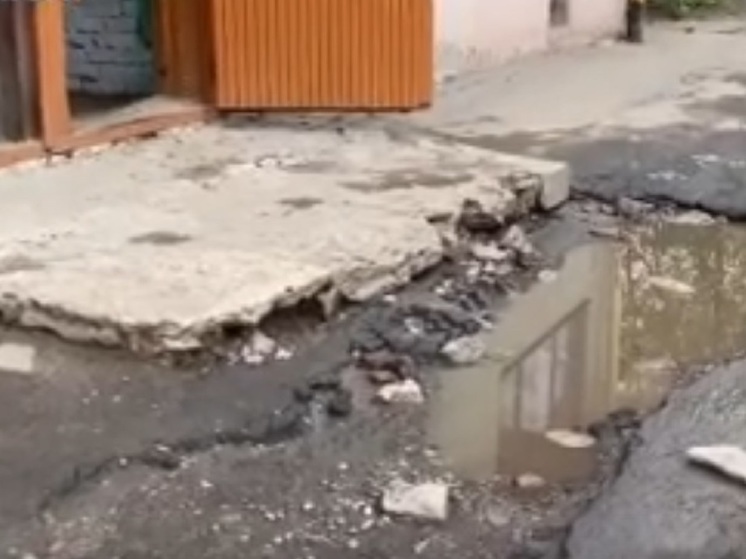 В Орле слепая пенсионерка из-за разбитых ступеней у подъезда почти не выходит из дома