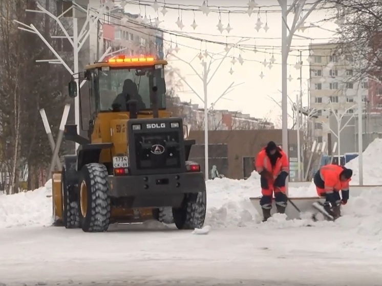 Глава Нового Уренгоя потребовал усилить работу по уборке снега в городе