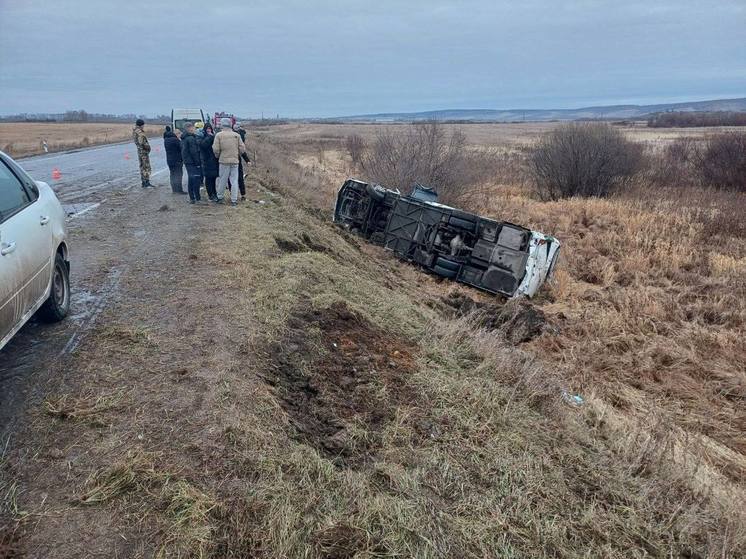 Автобус с 36 рабочими перевернулся в Красноярском крае