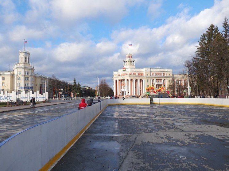 В Кемерове на площади Советов устанавливают хоккейную коробку