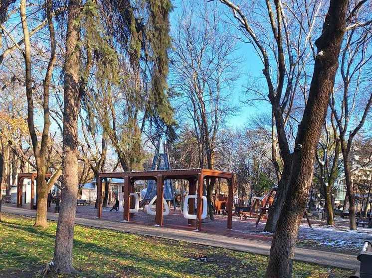 В Пятигорске за счет курсбора открыли новую детскую площадку